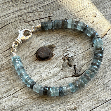 Faceted Aquamarine Beaded Bracelet copyright chisholm trail designs 2025
